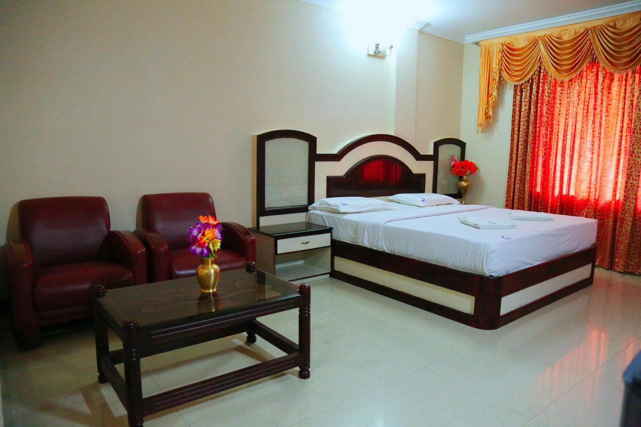 פאלני Hotel Vels Court מראה חיצוני תמונה