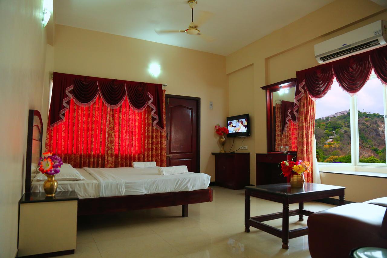 פאלני Hotel Vels Court מראה חיצוני תמונה