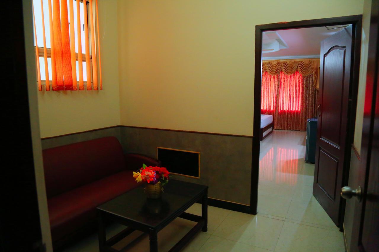 פאלני Hotel Vels Court מראה חיצוני תמונה